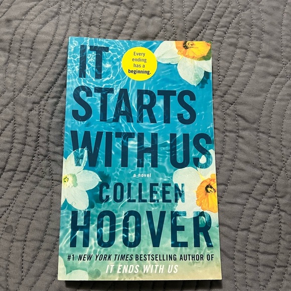 Colleen Hoover Book Set - It Starts With Us & It Ends With Us - Picture 3 of 4